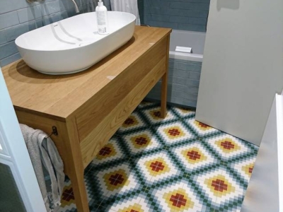 Baño con suelo abrillantado