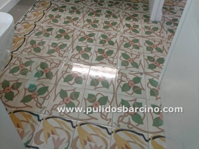 Baño con suelo hidráulico