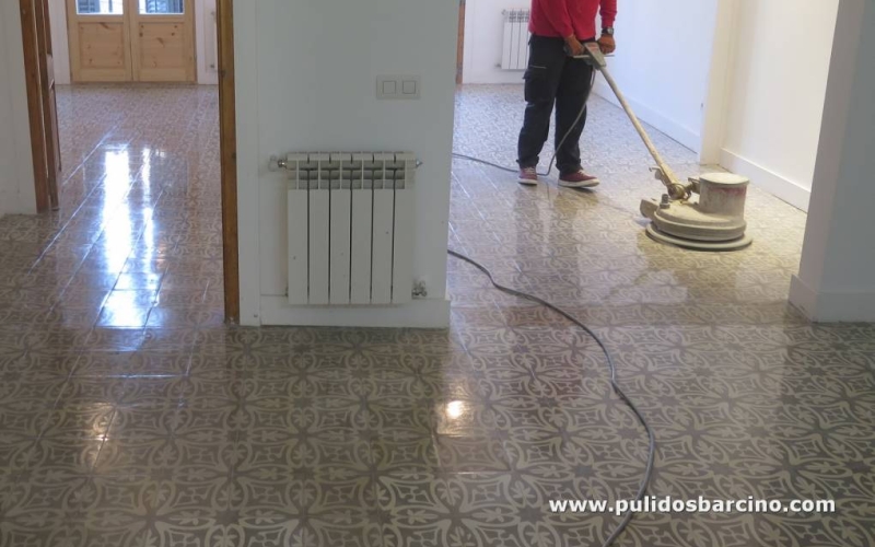 Acabado de suelos. Limpieza y abrillantado de mosaico 