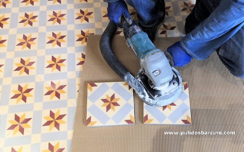Baldosa hidráulica pulir y abrillantar mosaico hidráulico. 