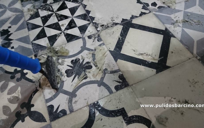 Quitar cola pegamento pulir suelo 